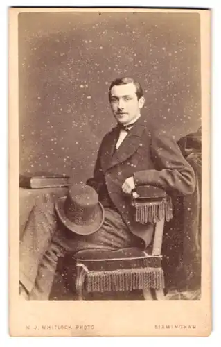 Fotografie H. J. Whitlock, Birmingham, 11, New Street, Junger Herr in Anzugjacke mit Fliege