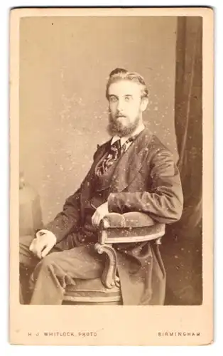 Fotografie H. J. Whitlock, Birmingham, 11, New Street, Elegant gekleideter Herr mit Vollbart