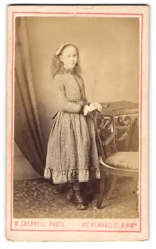 Fotografie W. Sherrell, Birmingham, 107, Newhall St., Junge Dame im karierten Kleid