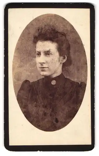 Fotografie unbekannter Fotograf und Ort, Bürgerliche Dame in modischer Kleidung