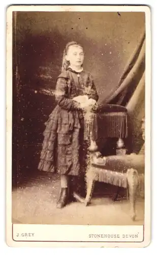Fotografie J. Grey, Stonehouse Devon, 60, Union St., Junge Dame im modischen Kleid