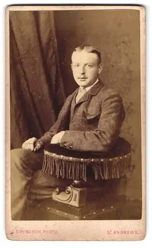 Fotografie J. Dryburgh, St. Andrews, 132 B, Market Street, Junger Herr in Anzugjacke mit Krawatte