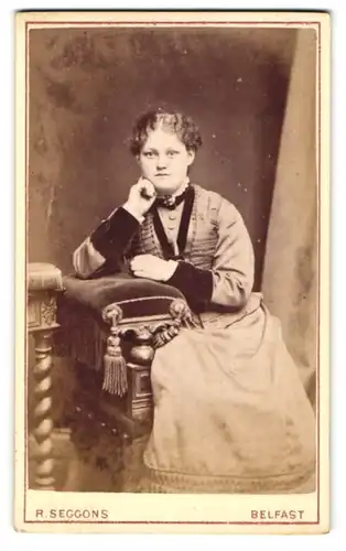 Fotografie R. Seggons, Belfast, Junge Dame in hübscher Kleidung