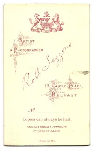 Fotografie R. Seggons, Belfast, Junge Dame in hübscher Kleidung