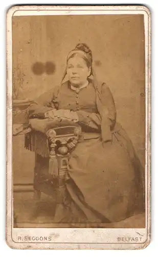 Fotografie R. Seggons, Belfast, Bürgerliche Dame mit Haube