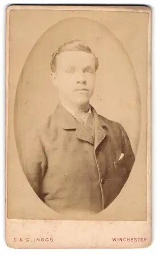 Fotografie E. & G. Inggs, Winchester, 36, Jewry St., Junger Herr im Anzug mit Krawatte