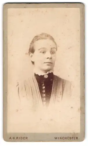 Fotografie A. G. Rider, Winchester, 11, Jewry Street, Junge Dame mit zurückgebundenem Haar