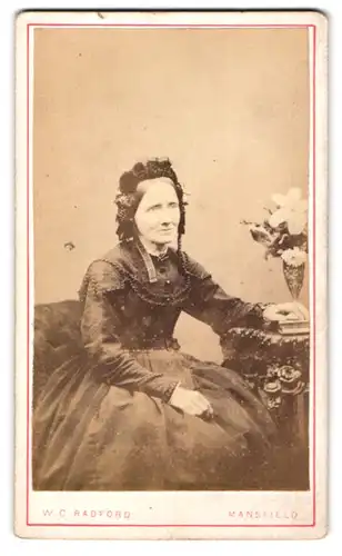 Fotografie W. C. Radford, Mansfield, Ältere Dame im Kleid mit Haube