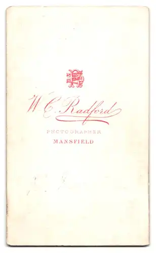 Fotografie W. C. Radford, Mansfield, Ältere Dame im Kleid mit Haube