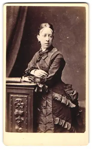 Fotografie J. C. Jurner, Barnsbury, 10. Barnsbury Park, Frau im Kleid mit Rüschen