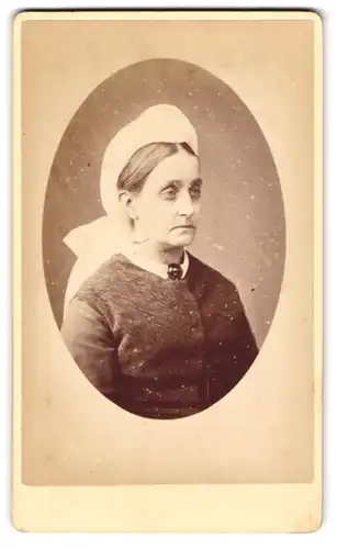Fotografie J. C. Jurner, Barnsbury, 10. Barnsbury Park, Ältere Dame mit Kopfputz