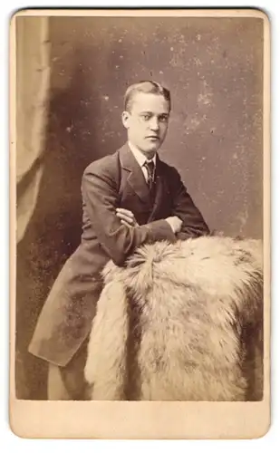 Fotografie J. C. Jurner, Barnsbury, 10. Barnsbury Park, Junger Mann auf Pelz stützend