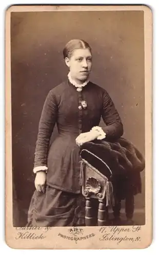 Fotografie Turner & Killick, Islington, 17. Upper Street, Junge Frau mit aufgestütztem Arm