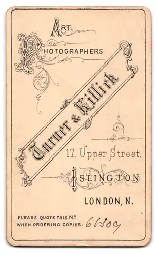 Fotografie Turner & Killick, Islington, 17. Upper Street, Junge Frau mit aufgestütztem Arm