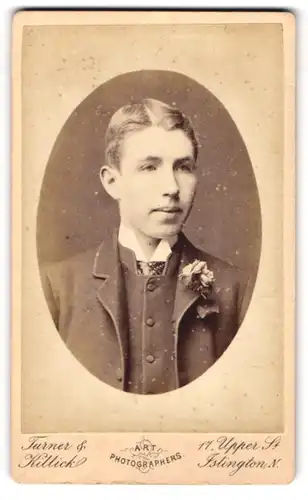 Fotografie Turner & Killick, Islington, 17. Upper Street, Junger Mann mit Ansteckblume