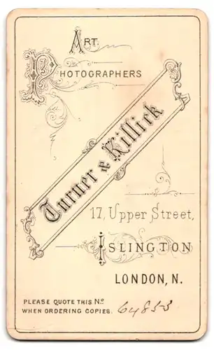 Fotografie Turner & Killick, Islington, 17. Upper Street, Junge Frau an Treppe mit Blumenkorb