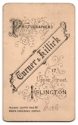 Fotografie Turner & Killick, Islington, 17. Upper Street, niedliches Kleinkind auf einem Fell sitzend