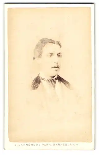 Fotografie J. C. Turner, Islington, 17. Upper Street, Herr in gestreifter Krawatte