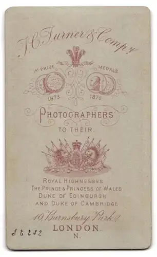 Fotografie J. C. Turner & Company, London, 10. Barnsbury Park, Frau mit Brosche am Kragen