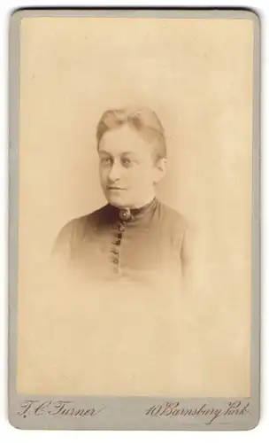 Fotografie J. C. Turner & Company, London, 10. Barnsbury Park, Frau in dunkler geknöpfter Jacke