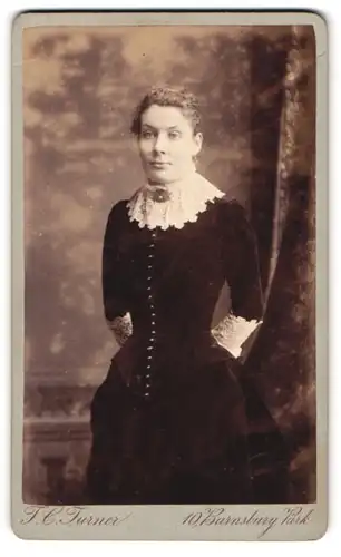 Fotografie J. C. Turner & Company, London, 10. Barnsbury Park, Junge Frau mit Spitzenkragen