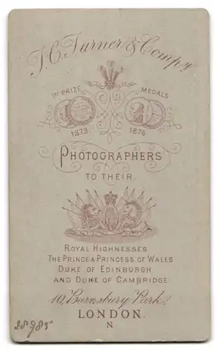Fotografie J. C. Turner & Company, London, 10. Barnsbury Park, Frau in Jacke mit Zierknöpfen