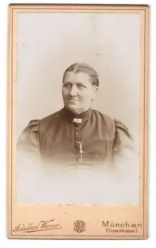 Fotografie Adalbert Werner, München, Elisenstrasse 7, Ältere Dame mit Uhrenkette