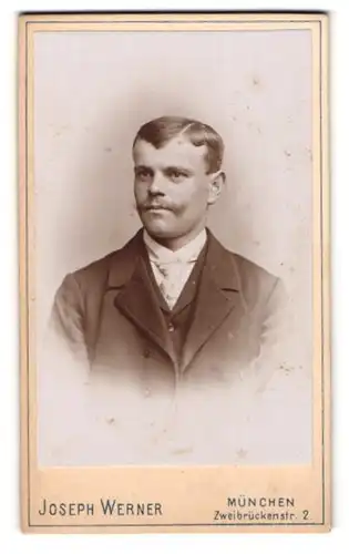 Fotografie Joseph Werner, München, Zweibrückenstsr. 2, Junger Mann im Anzug mit Schnauzer