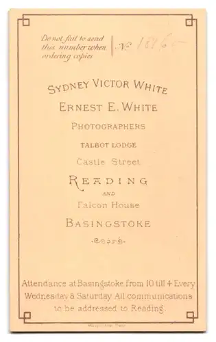 Fotografie Sydney Victor White & Ernest E. White, Basingstoke, Falcon House, Dame mit gedrehten Locken