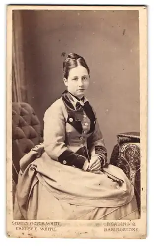 Fotografie Sydney Victor White & Ernest E. White, Basingstoke, Falcon House, Sitzende Frau im Mantel