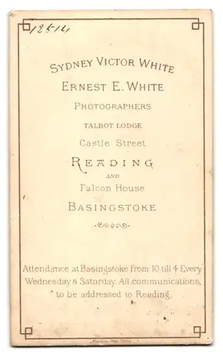 Fotografie Sydney Victor White & Ernest E. White, Basingstoke, Falcon House, Sitzende Frau im Mantel