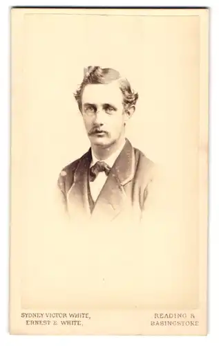 Fotografie Sydney Victor White & Ernest E. White, Basingstoke, Falcon House, Portrait Junger Mann mit Krawattenschleife