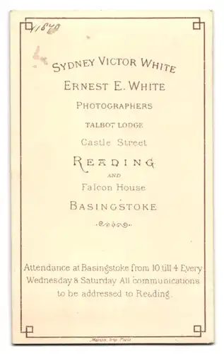 Fotografie Sydney Victor White & Ernest E. White, Basingstoke, Falcon House, Portrait Junger Mann mit Krawattenschleife
