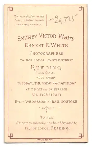 Fotografie Sydney Victor White & Ernest E. White, Reading, Junge Frau mit Medaillon