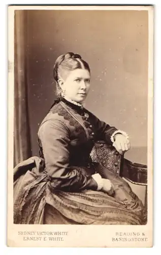 Fotografie Sydney Victor White & Ernest E. White, Basingstoke, Falcon House, Junge Frau im Festkleid