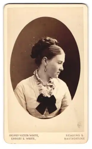 Fotografie Sydney Victor White & Ernest E. White, Basingstoke, Falcon House, Junge Dame mit Schleife