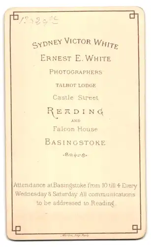 Fotografie Sydney Victor White & Ernest E. White, Basingstoke, Falcon House, Junge Dame mit Schleife