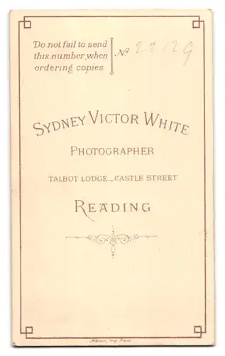 Fotografie Sydney Victor White, Reading, Talbot Lodge - Castle St., Junges Mädchen an Stuhl gelehnt