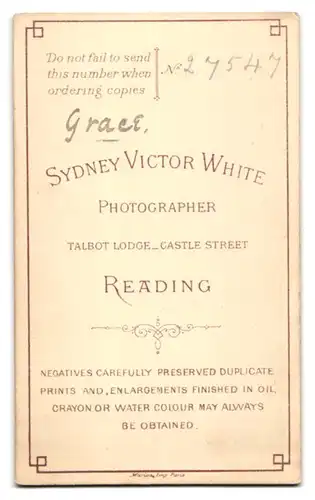 Fotografie Sydney Victor White, Reading, Talbot Lodge - Castle St., Junge Dame mit Buch