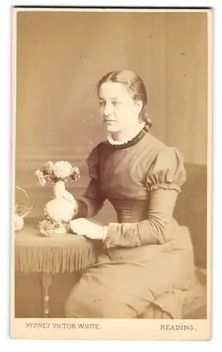 Fotografie Sydney Victor White, Reading, Talbot Lodge - Castle St., Junge Dame mit Blumenvase