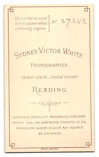 Fotografie Sydney Victor White, Reading, Talbot Lodge - Castle St., Junge Dame mit Blumenvase