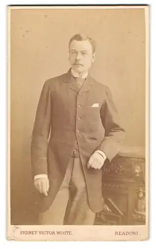 Fotografie Sydney Victor White, Reading, Talbot Lodge - Castle St., Herr in dunkler Jacke mit Einstecktuch