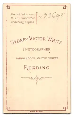 Fotografie Sydney Victor White, Reading, Talbot Lodge - Castle St., Herr in dunkler Jacke mit Einstecktuch