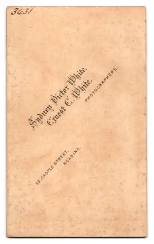 Fotografie Sydney Victor White & Ernest E. White, Reading, 52. Castle St., Ältere Dame mit langer Kette