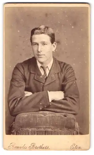 Fotografie Runicle Brothers, Windsor, 7. High St. Eton, Portrait eines Herrn auf ein Samtkissen gestützt