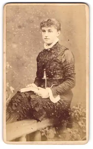 Fotografie W. Runicles & Sons, Windsor, 7. High St. Eton, Junge Frau in Kleid mit Raffungen