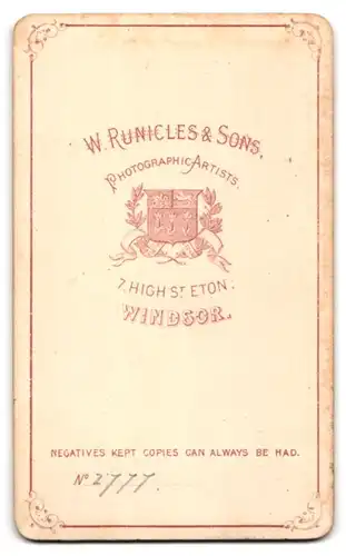 Fotografie W. Runicles & Sons, Windsor, 7. High St. Eton, Junge Frau in Kleid mit Raffungen