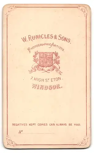 Fotografie W. Runicles & Sons, Windsor, 7. High St. Eton, Dame mit Spitzenkragen