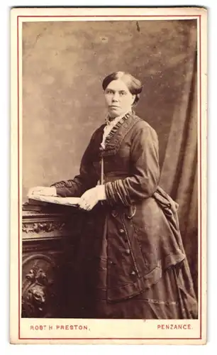 Fotografie Robt H. Preston, Penzance, bürgerliche Dame mit Buch