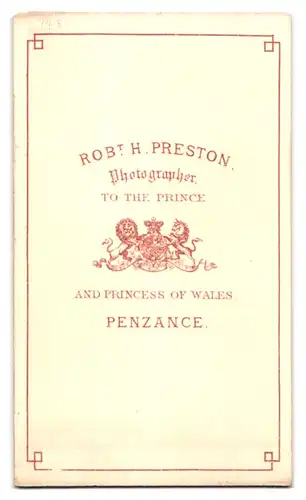 Fotografie Robt H. Preston, Penzance, bürgerliche Dame mit Buch